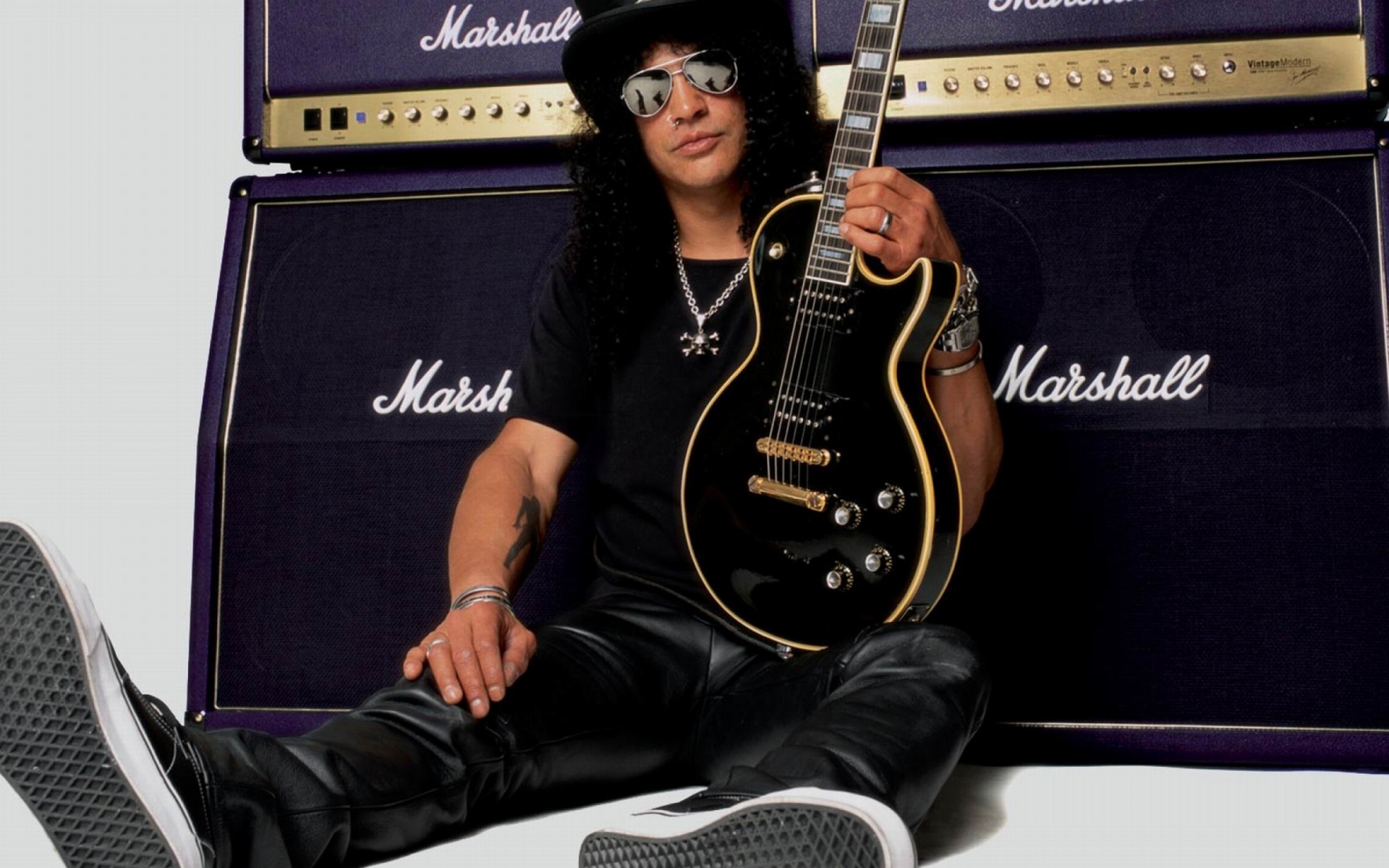 Guns N' Roses guitarist Slash kicks off new Gibson book series 